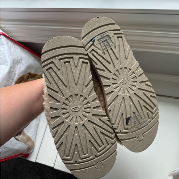 UGG Women's Sherpa Slippers - Picture 4 of 6